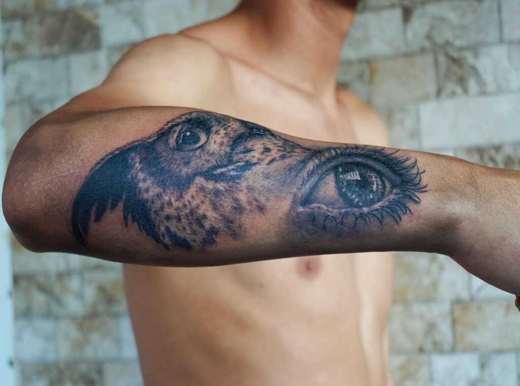 finos tatuajes pequeños en el muslo para mujeres