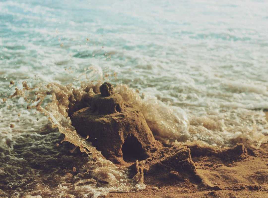 Decoding the Look: A Breakdown of Madison's Signature Beach Style